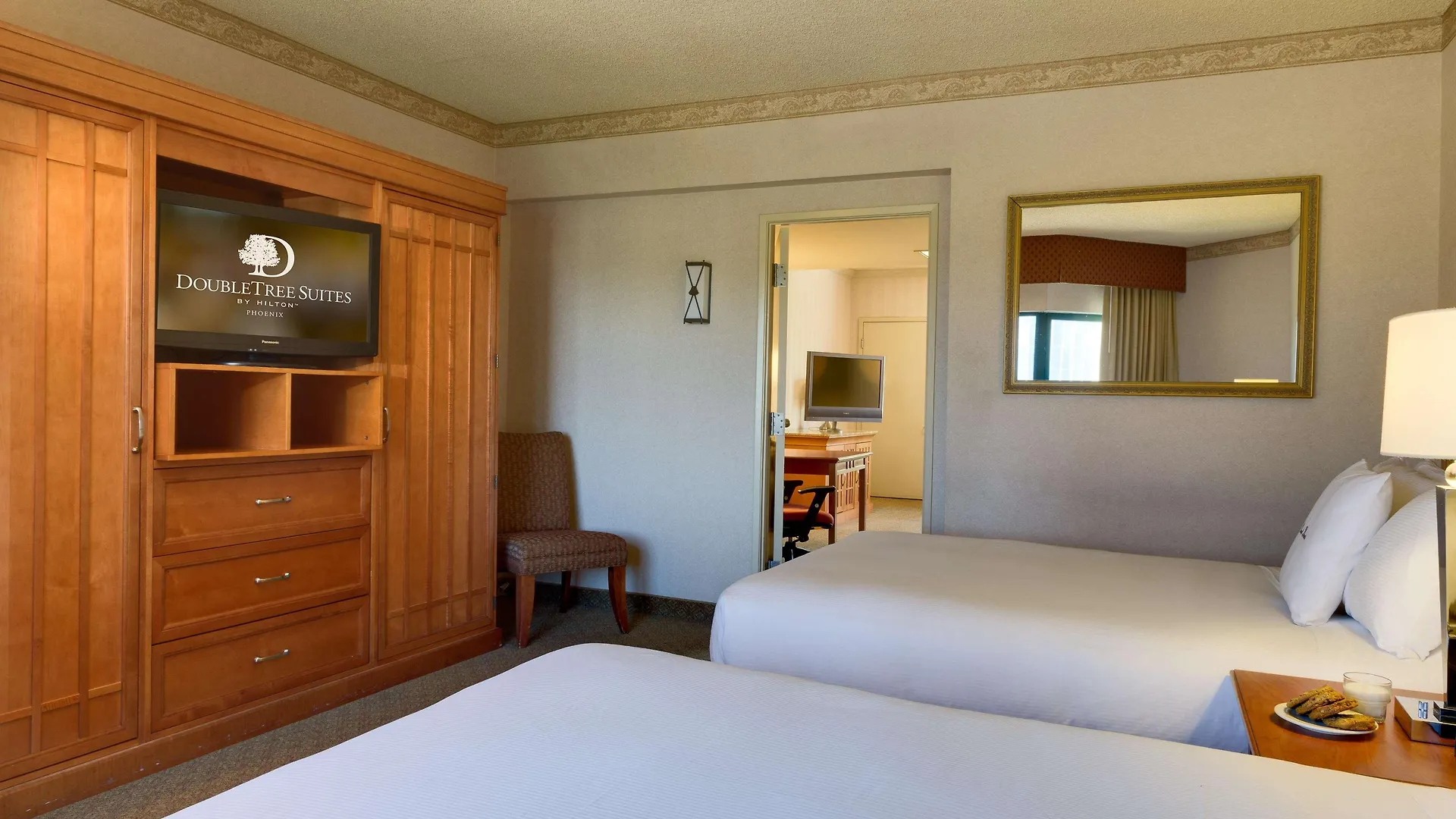Doubletree Suites By Hilton Phoenix Hotel