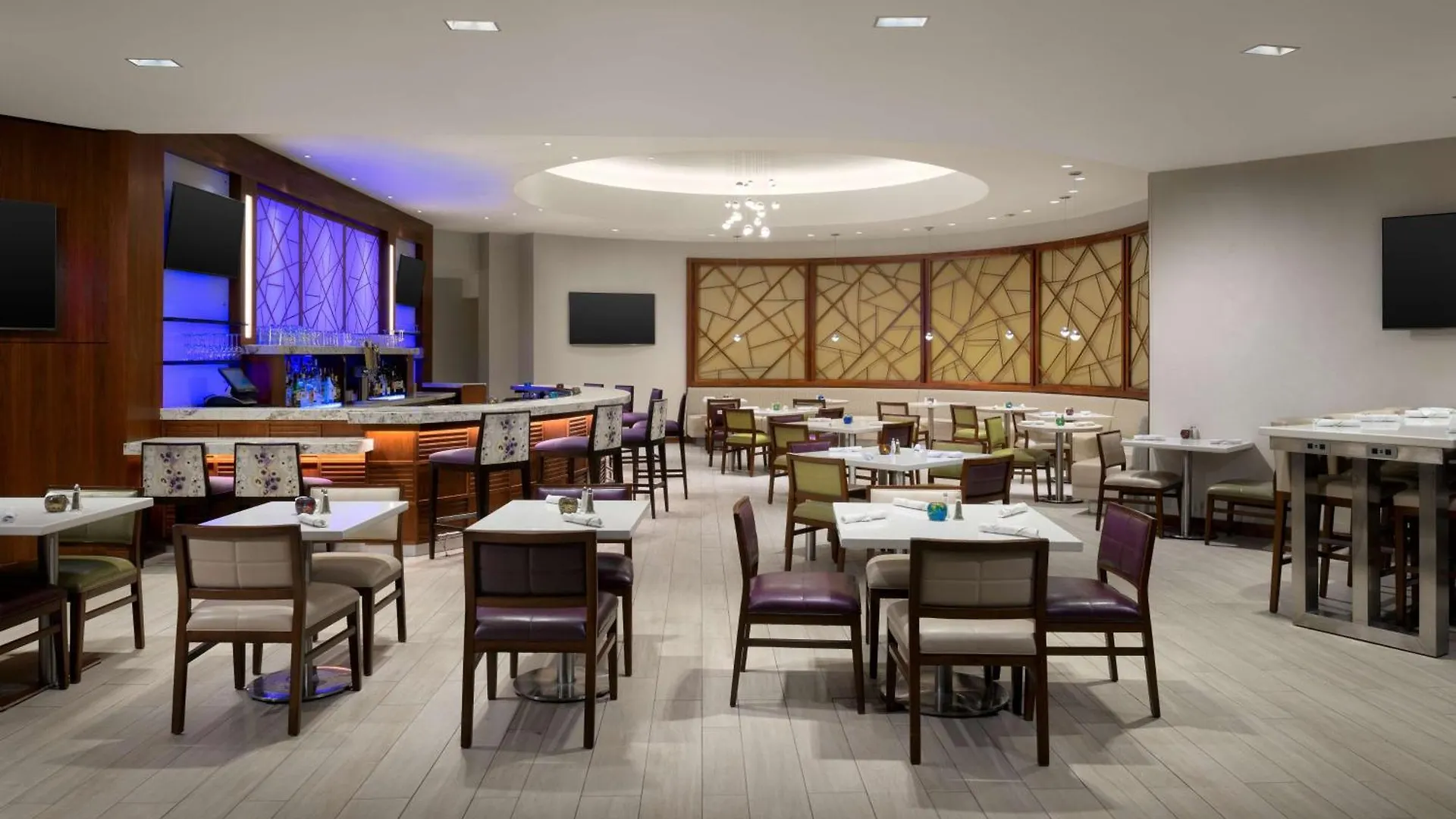 Doubletree Suites By Hilton Phoenix 4*,